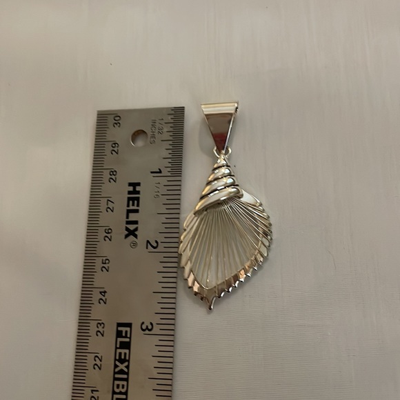 Estate jewelry seashell pendant - Picture 4 of 8